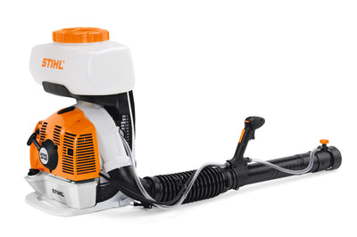 Immagine frontale dell'atomizzatore STIHL SR 430 con bretelle e impugnatura multifunzione