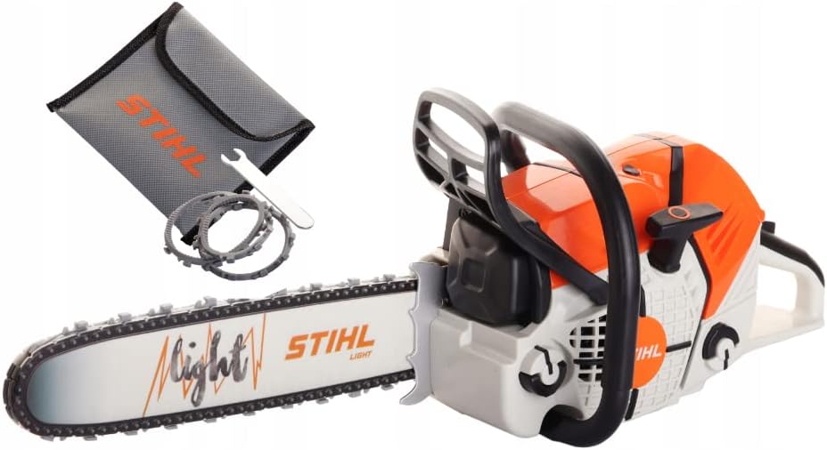 Motosega STIHL leggera con barra di guida e catena, dotata di custodia protettiva, chiave per la manutenzione e catena di ricambio. Ideale per lavori di taglio leggeri e medi. Strumento professionale per giardinaggio e silvicoltura.