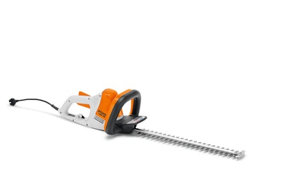 Vista laterale del tagliasiepi STIHL HSE 42 in uso