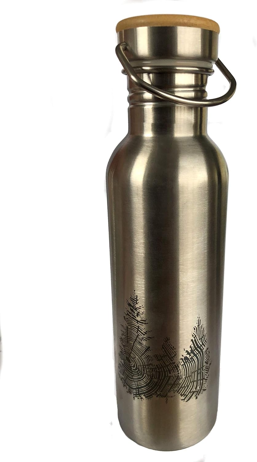 Borraccia in acciaio inox con tappo in bambù e manico, design con incisione di alberi, ideale per attività all'aperto, escursioni e campeggio, ecologica e riutilizzabile, capacità 750 ml, mantiene le bevande fresche più a lungo.