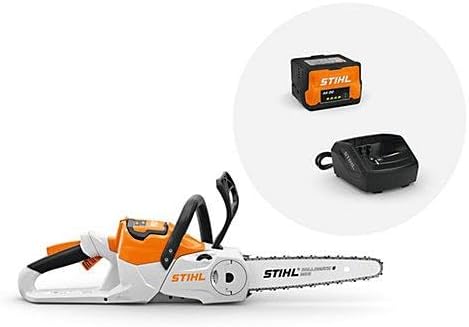 Motosega a batteria STIHL con catena affilata, design ergonomico e impugnatura sicura. Include batteria agli ioni di litio e caricabatterie rapido per prestazioni ottimali. Ideale per taglio legno e lavori di giardinaggio.