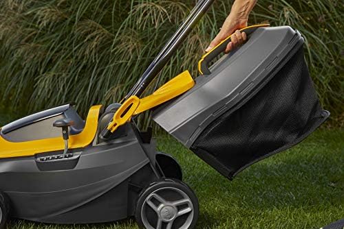 Tosaerba elettrico giallo e grigio con cesto di raccolta erba nero, manico ergonomico e ruote robuste su prato verde. Mano che solleva il cesto, ideale per giardini. Tagliaerba silenzioso ed efficiente per taglio preciso e facile manutenzione del giardino.