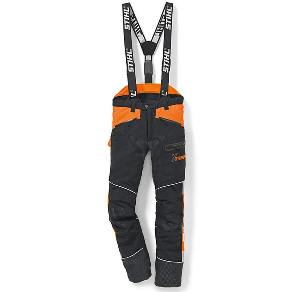 Pantaloni antitaglio STIHL X-TREEm per boscaioli, colore nero e arancione, con bretelle regolabili. Ideali per lavori forestali, offrono protezione e comfort. Materiale resistente e design ergonomico per una maggiore sicurezza e libertà di movimento.