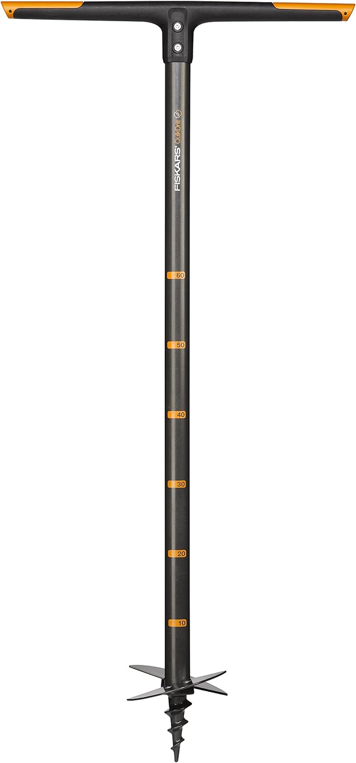 Trapano manuale da giardino Fiskars QuikDrill, asta in acciaio con impugnatura ergonomica a T, scala di misurazione in cm, punta a spirale per forare il terreno, ideale per piantare, aerare il suolo e installare pali. Lunghezza totale 110 cm.