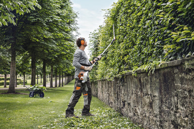 Tagliasiepi allungato STIHL HL 94 CE con lama lunga esposto su fondo bianco