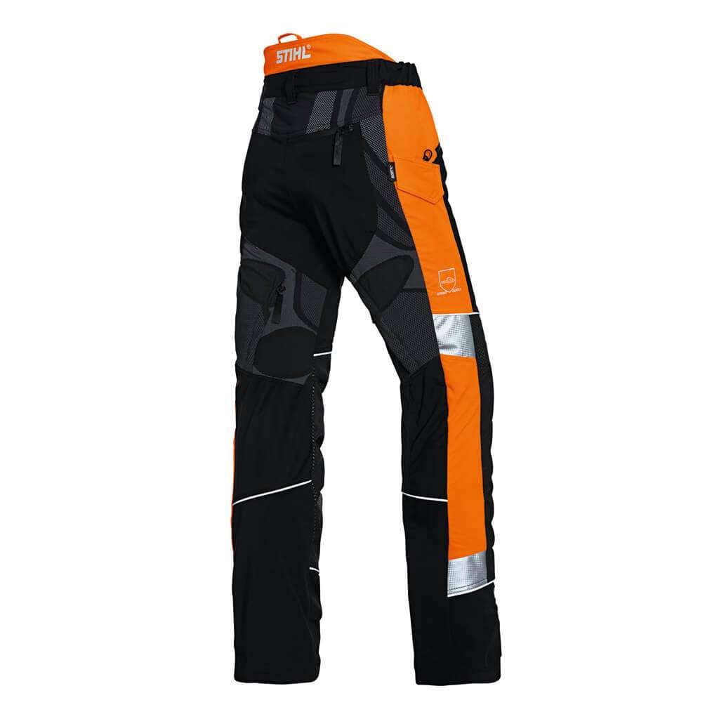 Pantaloni protettivi STIHL per motosega in colore nero e arancione, con inserti riflettenti e tasche funzionali. Ideali per la sicurezza sul lavoro, offrono resistenza e comfort. Equipaggiamento essenziale per operatori forestali e giardinieri.