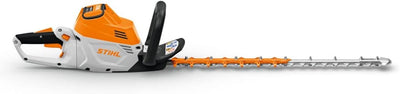 Tagliasiepi a batteria STIHL HSA 56, arancione e bianco, con lama lunga e impugnatura ergonomica. Ideale per la manutenzione del giardino, offre prestazioni elevate e maneggevolezza. Perfetto per taglio preciso di siepi e arbusti.