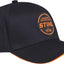 Cappellino da baseball nero STIHL con logo arancione "Legendary Performance Since 1926", visiera curva e bordi arancioni, ideale per protezione solare e stile casual, accessorio perfetto per appassionati di attrezzature STIHL e attività all'aperto.