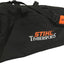 Borsa sportiva nera STIHL TIMBERSPORTS con logo arancione e bianco, tracolla regolabile con imbottitura arancione "THE ORIGINAL EXTREME SPORT", tasche laterali con cerniera. Ideale per attività sportive e outdoor.