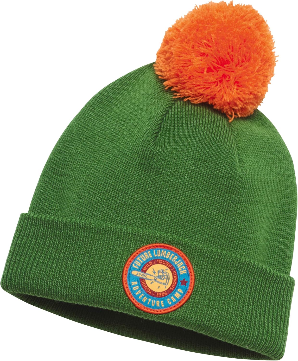 Cappello invernale verde con pon pon arancione, etichetta "Future Lumberjack Adventure Camp". Beanie caldo e alla moda per bambini, ideale per attività all'aperto e avventure invernali. Accessorio perfetto per proteggersi dal freddo.