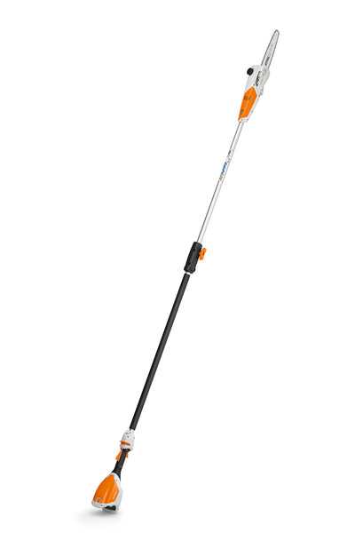 Potatore a batteria Stihl HTA 50 con batteria e caricatore sul prato