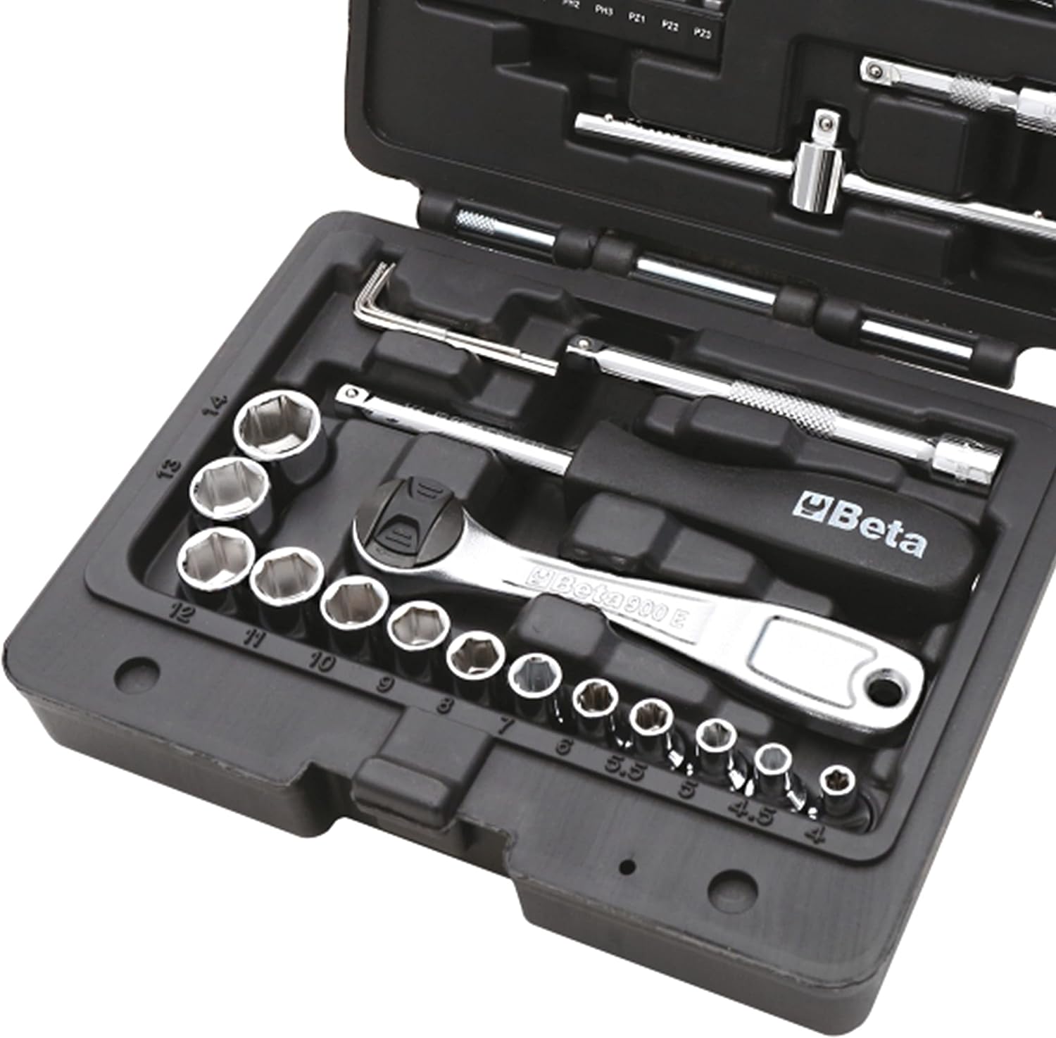 Set di chiavi a bussola Beta Tools con cricchetto, cacciavite e accessori, in custodia rigida. Kit professionale per meccanici e fai da te, ideale per lavori di precisione. Gamma di misure da 4 a 14 mm. Alta qualità e durata.