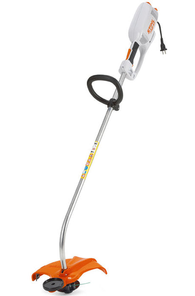 Vista frontale del Rifinitore Elettrico STIHL FSE 81 in giardino