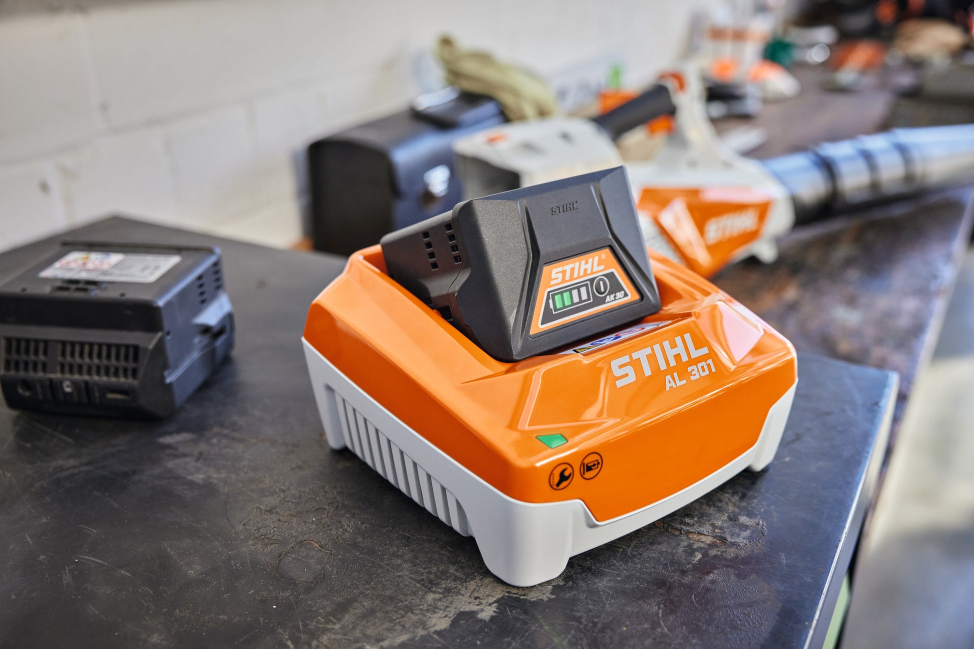 Vista ravvicinata del caricatore rapido AL 301 di Stihl con indicatori luminosi