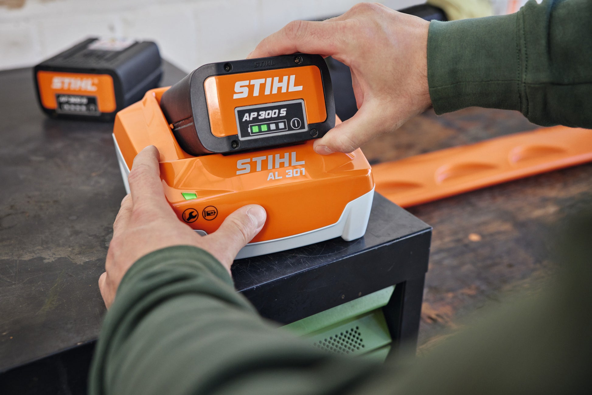 Caricatore rapido AL 301 di Stihl posizionato lateralmente, montato a parete su fondo neutro