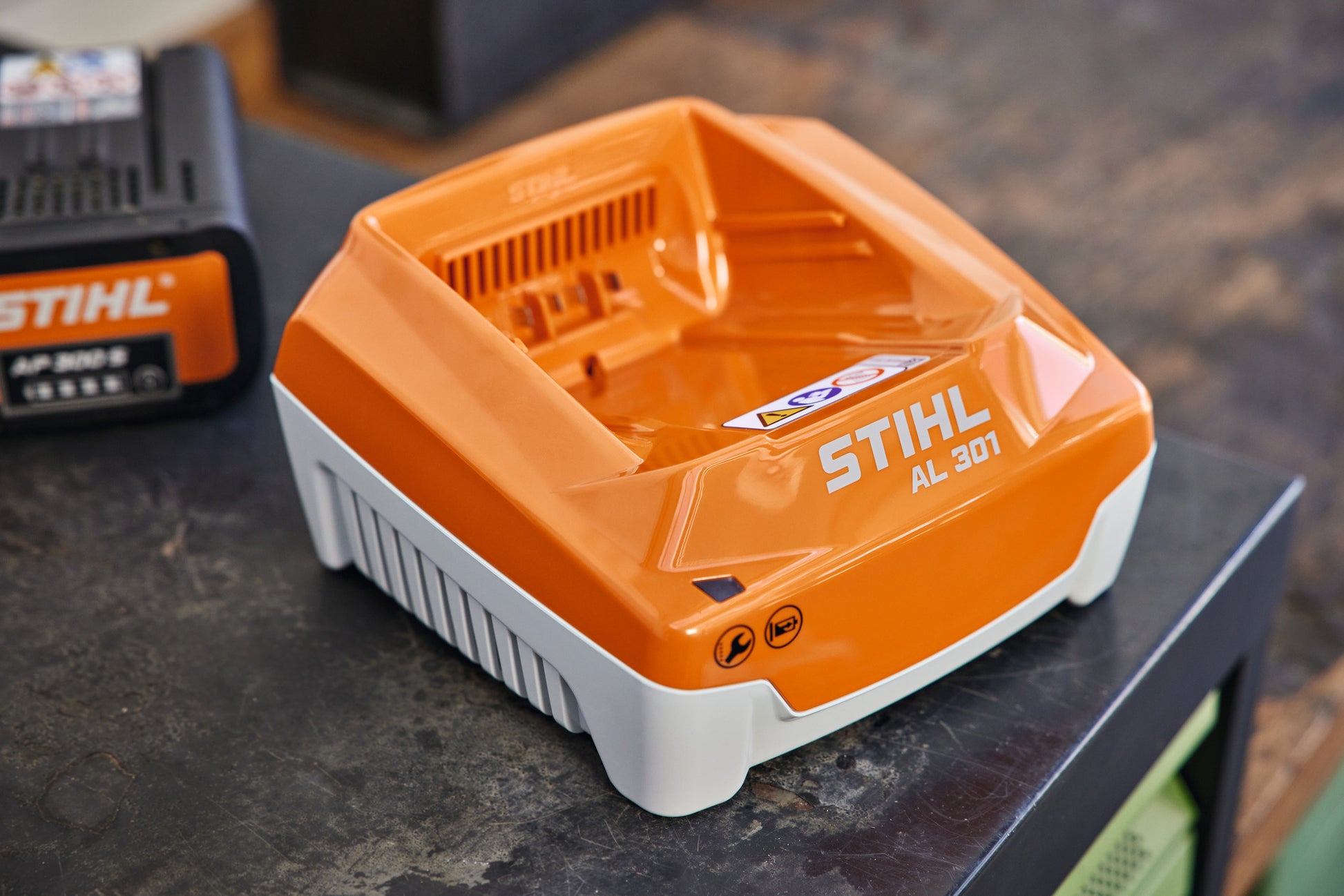 Caricatore rapido AL 301 di Stihl con vista frontale su fondo bianco