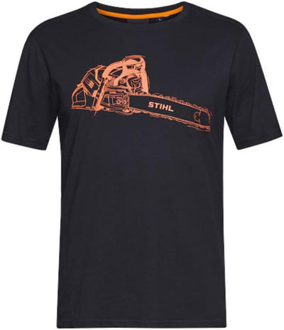 Maglietta nera con stampa arancione di una motosega Stihl, ideale per appassionati di attrezzature da giardino e lavori forestali. T-shirt casual a maniche corte, perfetta per un look sportivo e pratico. Disponibile in varie taglie.