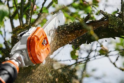 Vista laterale dell'asta telescopica del potatore a batteria STIHL HTA 135