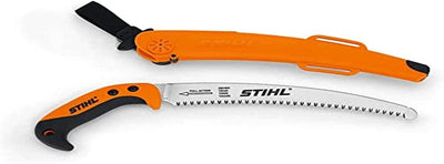 Sega a mano STIHL con lama curva e manico ergonomico arancione e nero, ideale per potatura e giardinaggio. Include custodia protettiva arancione con passante per cintura. Strumento da giardino di alta qualità per tagli precisi e sicuri.