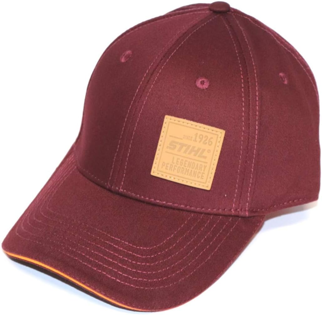 Cappellino da baseball STIHL bordeaux con visiera curva, etichetta in pelle con logo "STIHL Legendary Performance Since 1926". Design elegante e sportivo, ideale per attività all'aperto e casual. Accessorio moda unisex di alta qualità.