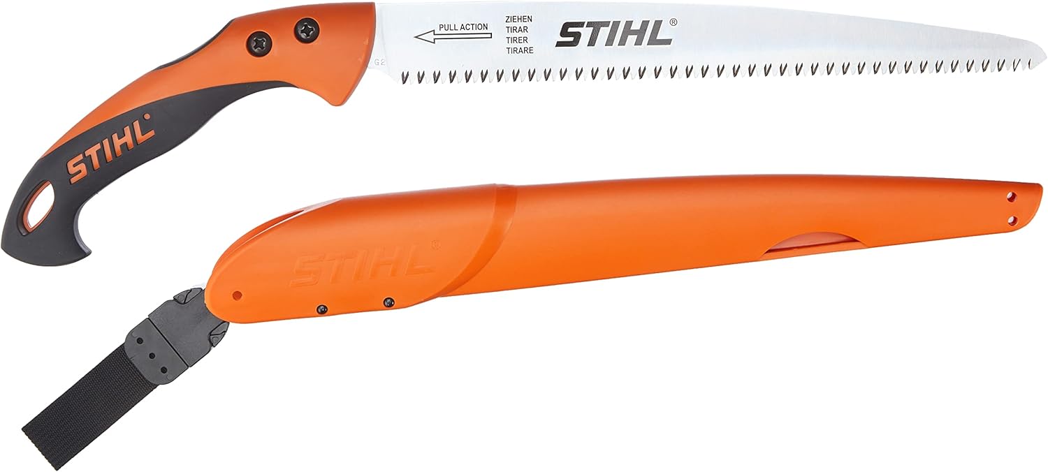 Sega a mano STIHL con lama dentata per taglio a trazione, manico ergonomico arancione e nero, custodia protettiva arancione con cinturino per trasporto, ideale per giardinaggio e potatura.