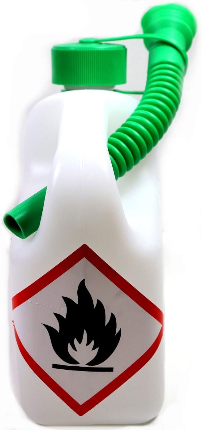 Tanica di plastica bianca con simbolo di infiammabilità, tappo verde e tubo flessibile verde. Contenitore per liquidi infiammabili, ideale per trasporto e stoccaggio sicuro di carburanti. Accessorio essenziale per sicurezza e prevenzione incendi.