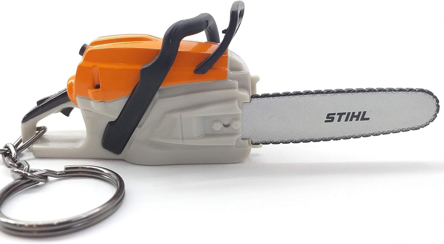 Portachiavi motosega STIHL in miniatura, dettagli realistici, colore arancione e grigio, con lama in miniatura e logo STIHL ben visibile. Accessorio unico per appassionati di bricolage e giardinaggio, ideale come regalo o gadget promozionale.