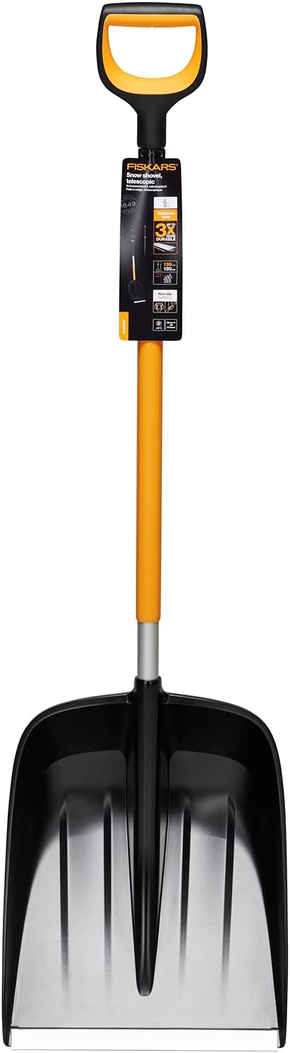 Pala da neve telescopica Fiskars, manico arancione ergonomico, pala in plastica nera e metallo, resistente e durevole, ideale per rimuovere la neve da vialetti e marciapiedi. Design leggero e maneggevole, perfetta per uso domestico e professionale.