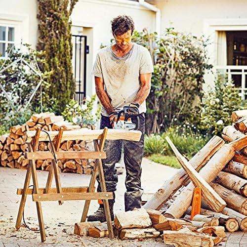 Uomo che utilizza una motosega per tagliare tronchi di legno in un giardino. Indossa abiti da lavoro e occhiali di protezione. Sullo sfondo, ci sono pile di legna e una casa con giardino. Ambiente esterno e attività di falegnameria.