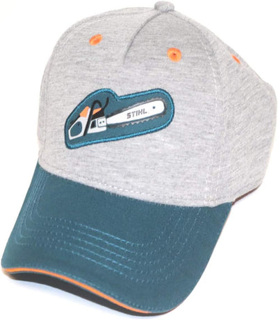 Cappello da baseball grigio e blu con visiera curva, logo motosega STIHL ricamato, dettagli arancioni, accessorio moda casual, ideale per lavoro all'aperto, protezione dal sole, cappellino unisex, tessuto confortevole e resistente.