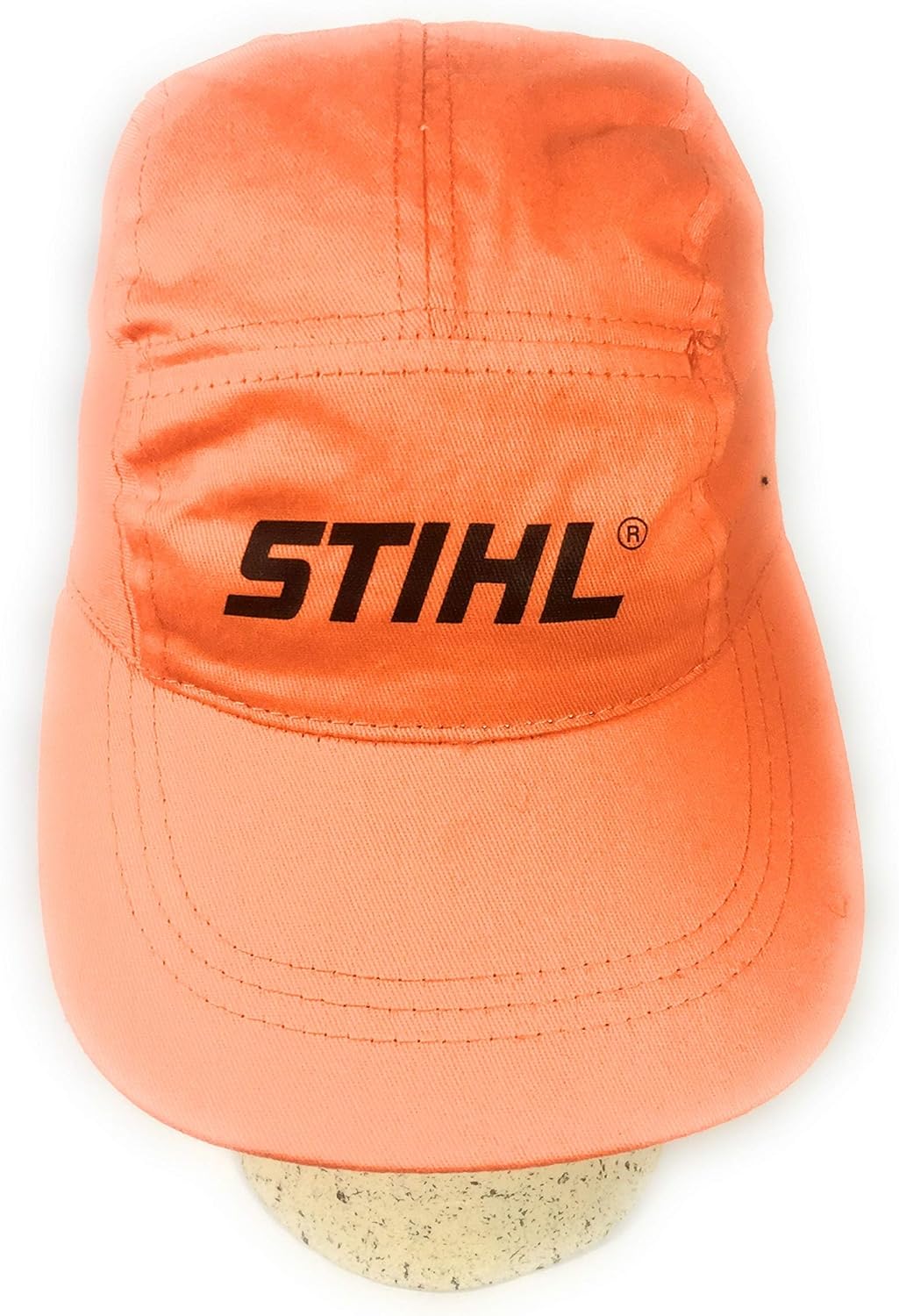 Cappello arancione STIHL con visiera, ideale per protezione solare durante lavori all'aperto. Realizzato in tessuto resistente, con logo STIHL nero sulla parte frontale. Accessorio perfetto per giardinaggio, edilizia e attività all'aperto.