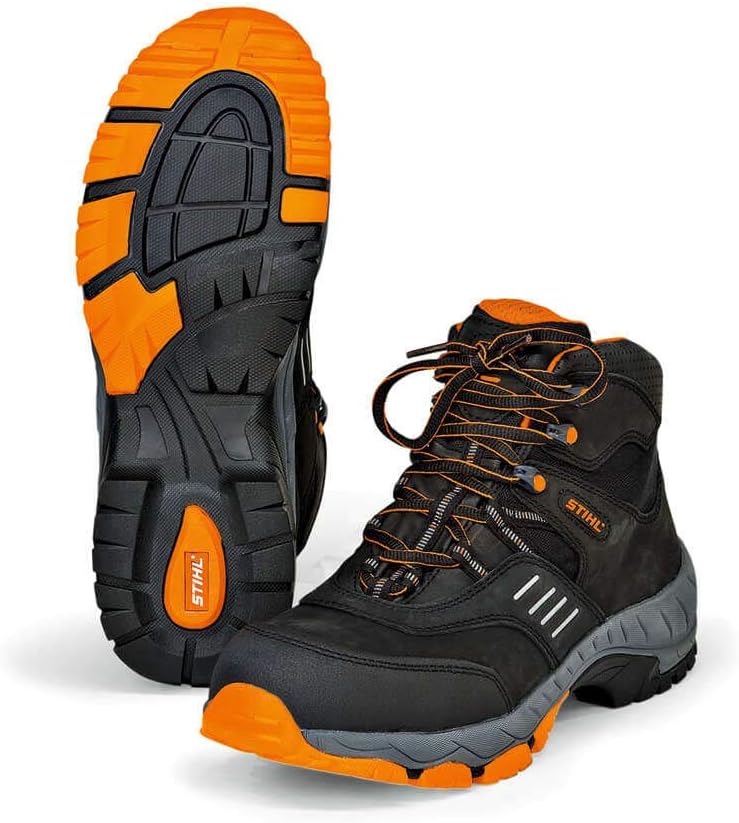 Scarpe antinfortunistiche STIHL con suola antiscivolo arancione e nera, tomaia resistente in pelle nera, lacci rinforzati e dettagli arancioni. Ideali per lavori di sicurezza e protezione sul lavoro. Modello robusto e confortevole per uso professionale.