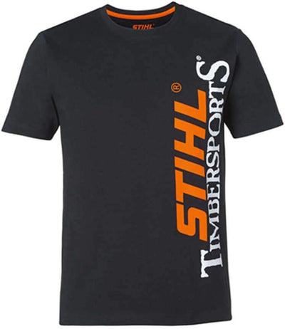 Maglietta STIHL TIMBERSPORTS nera con logo arancione e bianco, maniche corte, girocollo, design sportivo. Ideale per gli appassionati di sport e attività all'aperto. Disponibile in diverse taglie. Materiale di alta qualità e resistente.