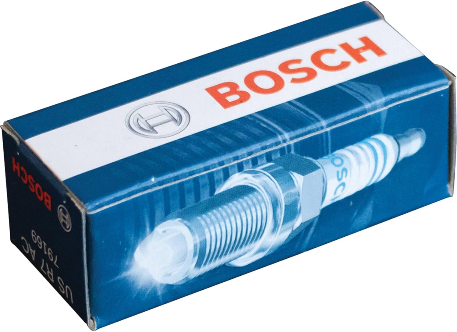 Candela di accensione Bosch confezionata in una scatola blu e bianca con logo Bosch e immagine del prodotto. Ideale per motori a benzina, garantisce prestazioni elevate e lunga durata. Ricambio auto originale di alta qualità.