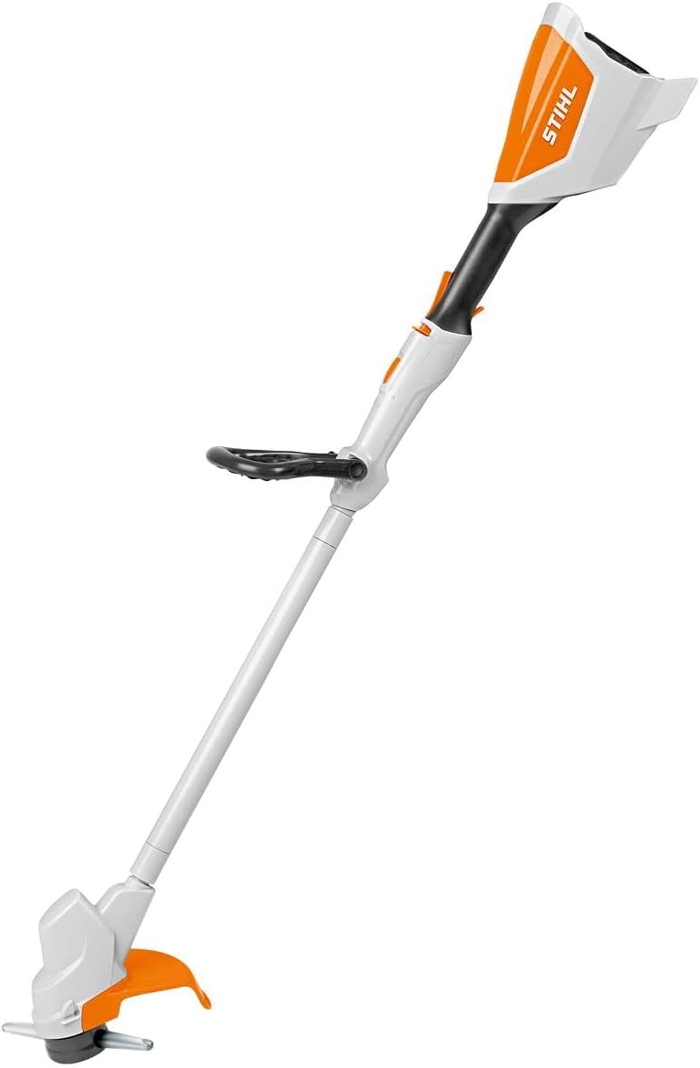 Decespugliatore a batteria STIHL FSA 57, leggero e maneggevole, ideale per la cura del giardino. Design ergonomico con impugnatura regolabile e protezione arancione per l'utente. Perfetto per tagliare erba e piccoli arbusti.