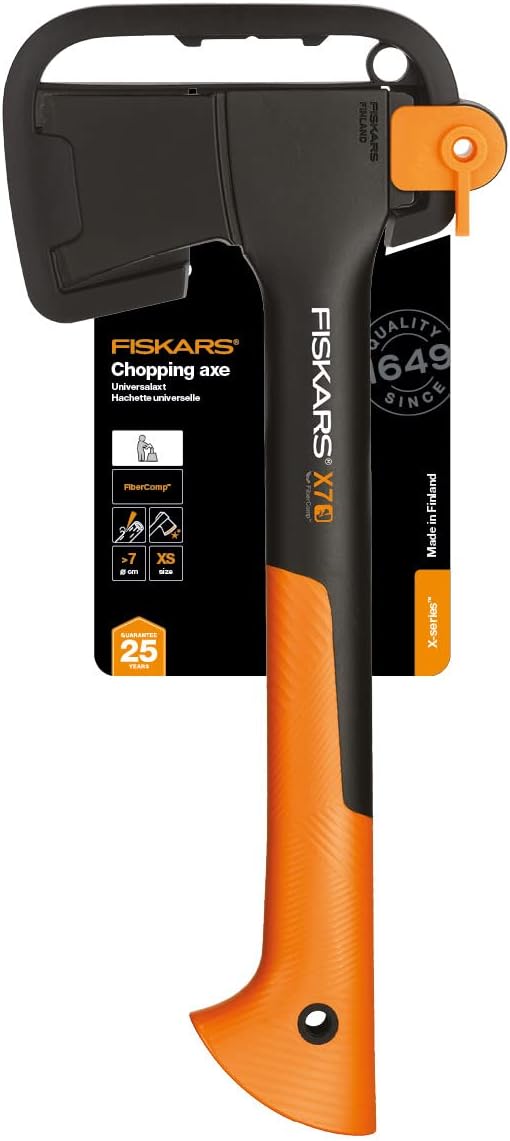 Ascia universale Fiskars X7, ideale per spaccare legna. Manico in FibraComp, misura XS, lunghezza 35 cm. Garanzia 25 anni. Made in Finland. Perfetta per uso domestico e outdoor, garantisce qualità e durata nel tempo.