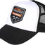 Cappellino trucker bianco e nero STIHL TIMBERSPORTS con scritta "KISS MY AXE", logo con due asce incrociate, visiera curva nera, retro in rete nera, stile casual sportivo, accessorio moda per appassionati di sport forestali.