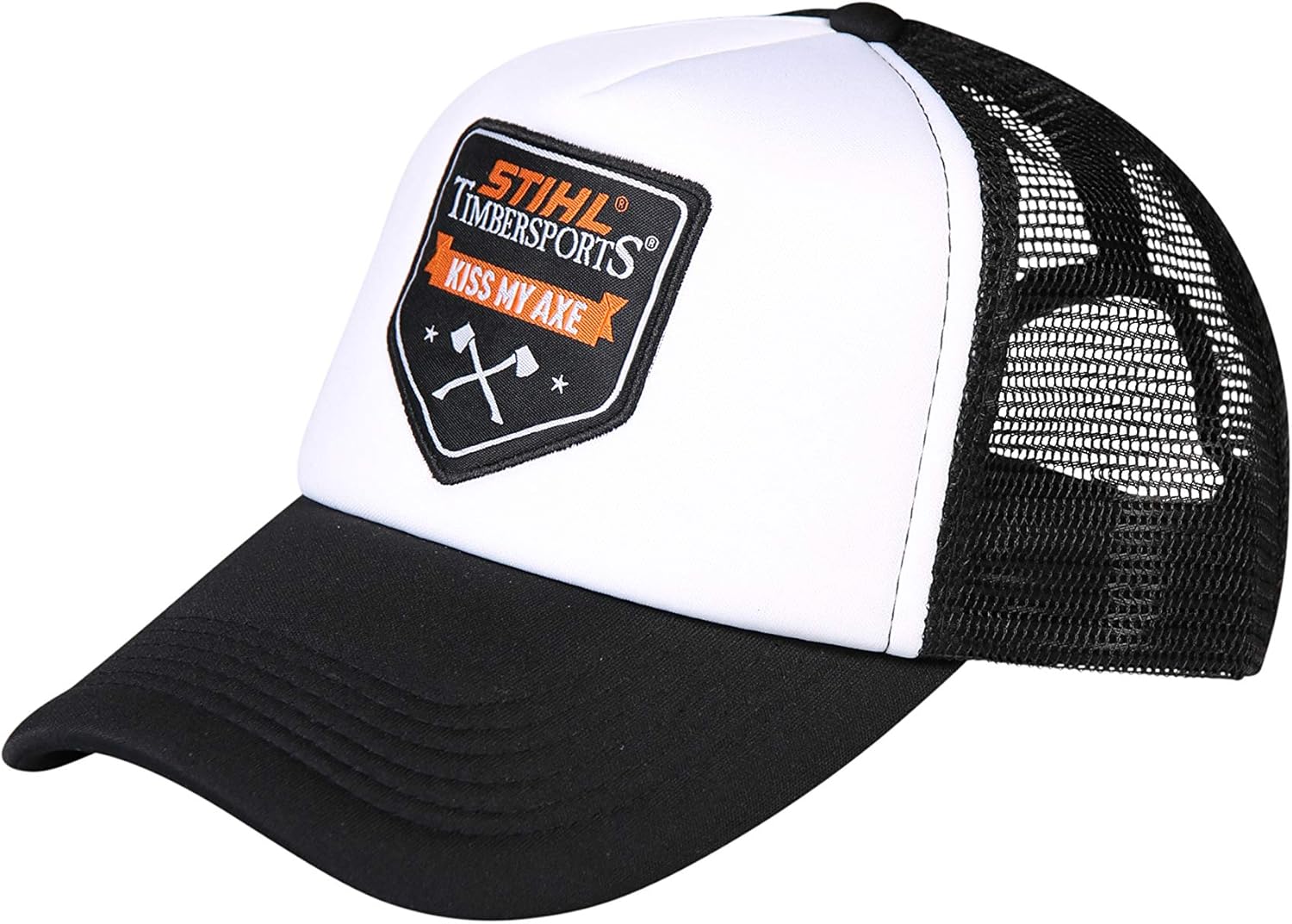 Cappellino trucker bianco e nero STIHL TIMBERSPORTS con scritta "KISS MY AXE", logo con due asce incrociate, visiera curva nera, retro in rete nera, stile casual sportivo, accessorio moda per appassionati di sport forestali.