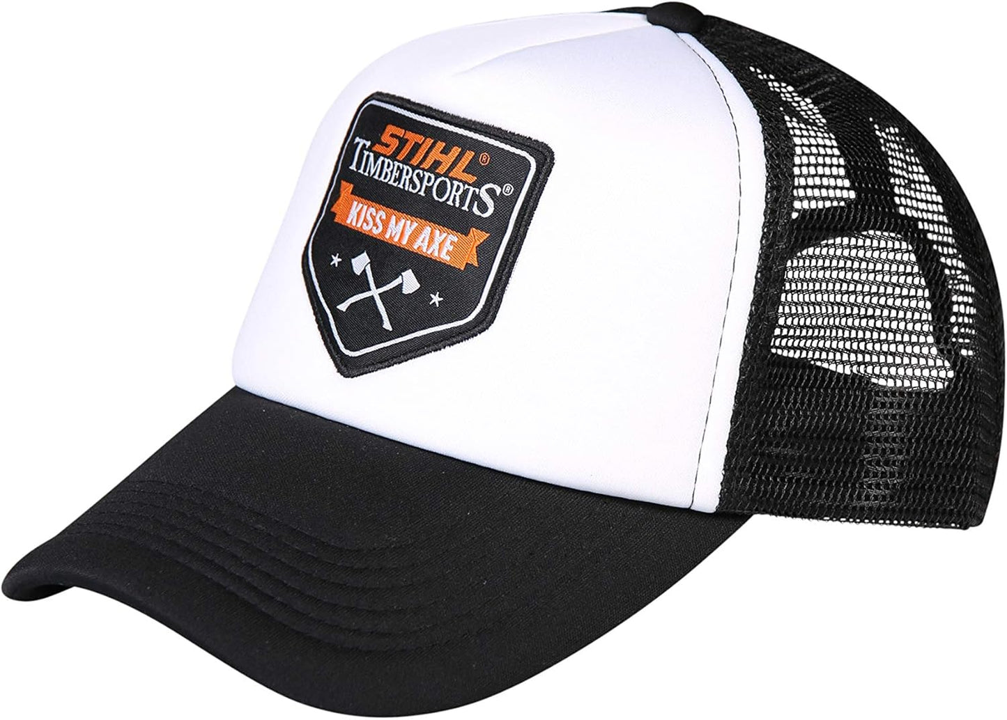 Cappello trucker bianco e nero Stihl Timbersports con scritta "Kiss My Axe", ideale per appassionati di sport del legno, con visiera curva e rete traspirante, perfetto per attività all'aperto, stile casual e sportivo.