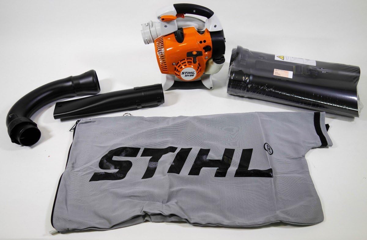 Soffiatore aspiratore a scoppio STIHL SH 86 con motore arancione, tubo di aspirazione e soffiaggio, sacco di raccolta grigio con logo STIHL nero, accessori inclusi. Potente attrezzo da giardino per foglie e detriti.