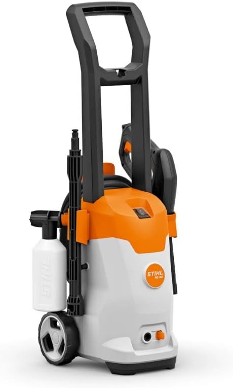 Idropulitrice STIHL RE 90 ad alta pressione, compatta e portatile, con design arancione e bianco, dotata di ruote, manico ergonomico, lancia e serbatoio per detergente, ideale per la pulizia di superfici esterne, veicoli e attrezzi da giardino.