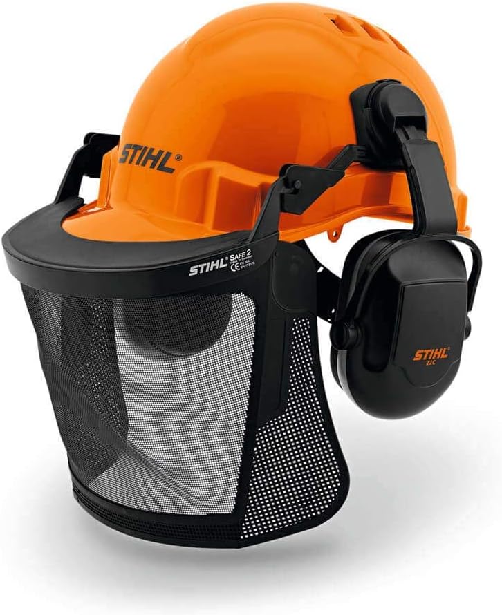 Casco di sicurezza arancione STIHL con visiera a rete e cuffie antirumore integrate. Ideale per protezione durante lavori di taglio e giardinaggio. Modello SAFE 2, conforme alle normative CE. Accessorio essenziale per la sicurezza sul lavoro.