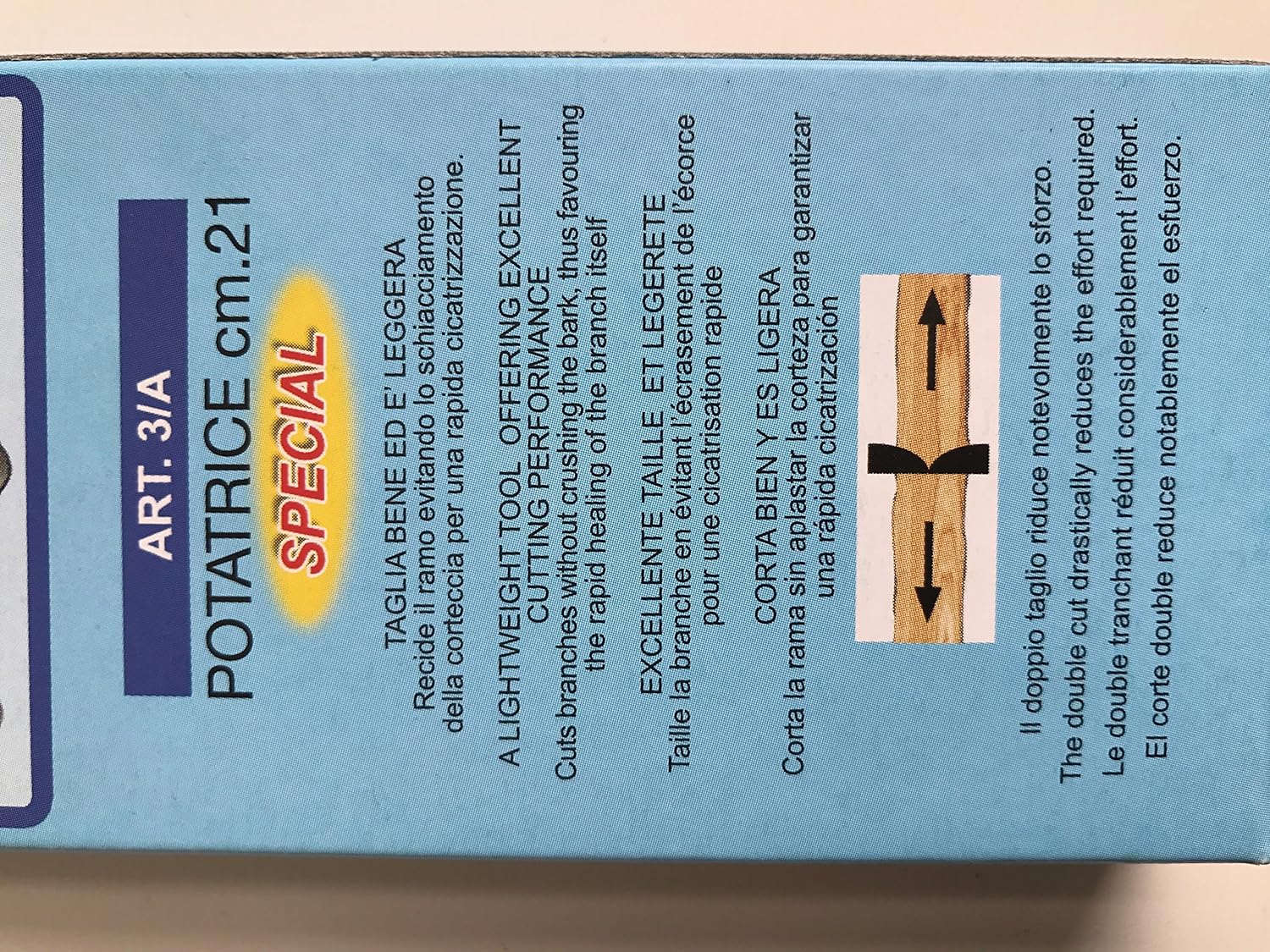 Confezione di una potatrice speciale da 21 cm, articolo 3/A. Leggera e con eccellente capacità di taglio, evita lo schiacciamento della corteccia per una rapida cicatrizzazione. Il doppio taglio riduce lo sforzo. Testo in italiano, inglese, francese e spagnolo.