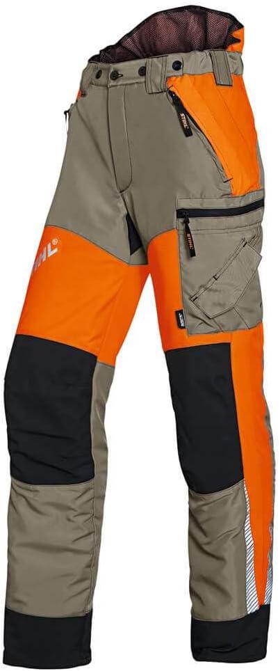 Pantaloni da lavoro STIHL per uomo, resistenti e durevoli, in tessuto traspirante. Colore arancione, grigio e nero con rinforzi, tasche multiple con cerniera, e protezioni per lavori forestali e giardinaggio. Ideali per sicurezza e comfort.