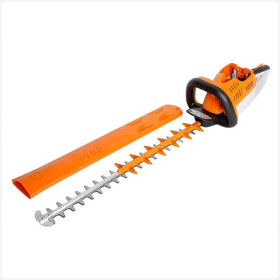 Tagliasiepi elettrico STIHL HSA 56 con lama affilata e protezione arancione. Ideale per la cura del giardino, potatura siepi e arbusti. Design ergonomico, leggero e maneggevole per un taglio preciso e sicuro. Strumento da giardinaggio di alta qualità.