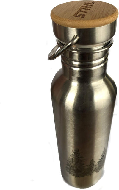 Borraccia in acciaio inox con tappo in bambù, design ecologico e resistente, ideale per attività outdoor, sport e viaggi. Capacità 500ml, mantiene le bevande fresche o calde. Accessorio perfetto per uno stile di vita sostenibile.