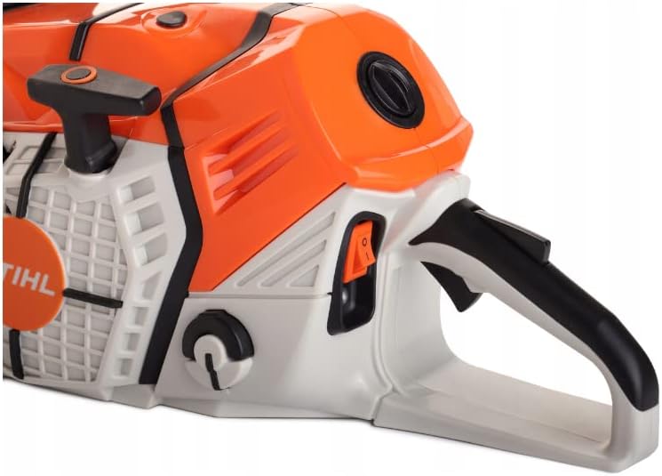 Motosega Stihl arancione e bianca, dettaglio laterale del corpo macchina con comandi visibili. Ideale per il taglio di legna da ardere e lavori di giardinaggio. Design ergonomico e resistente.