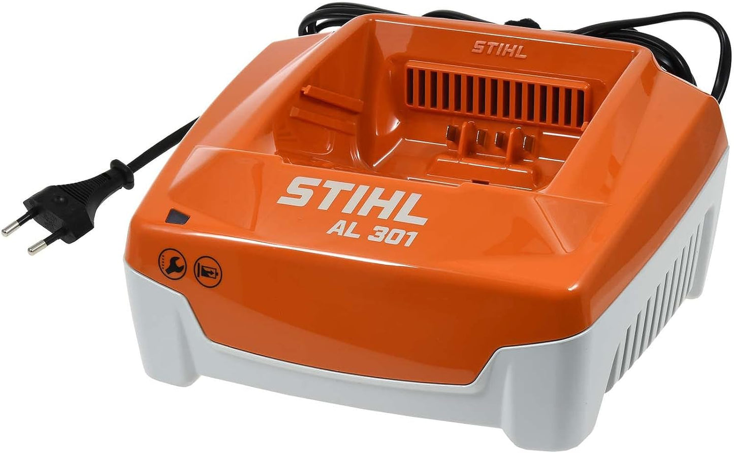 Caricabatterie Stihl AL 301 per attrezzi a batteria, colore arancione e bianco, con cavo di alimentazione nero e spina europea. Ideale per ricaricare velocemente batterie agli ioni di litio. Design compatto e robusto, perfetto per uso domestico e professionale.