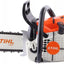 Motosega STIHL Light arancione e bianca con barra guida leggera, ideale per lavori di taglio legno e giardinaggio. Dotata di impugnatura ergonomica e sistema antivibrante per un uso confortevole. Alta qualità e prestazioni affidabili.