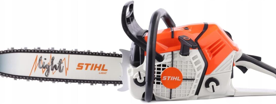 Motosega STIHL Light arancione e bianca con barra guida leggera, ideale per lavori di taglio legno e giardinaggio. Dotata di impugnatura ergonomica e sistema antivibrante per un uso confortevole. Alta qualità e prestazioni affidabili.